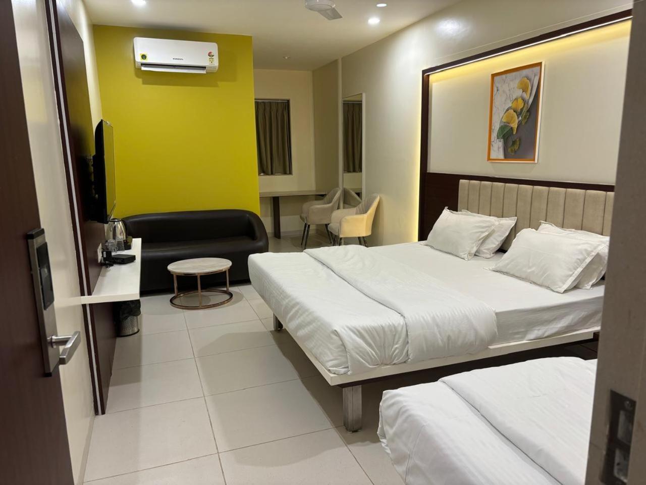 Hotel Haldi Нашик Екстер'єр фото